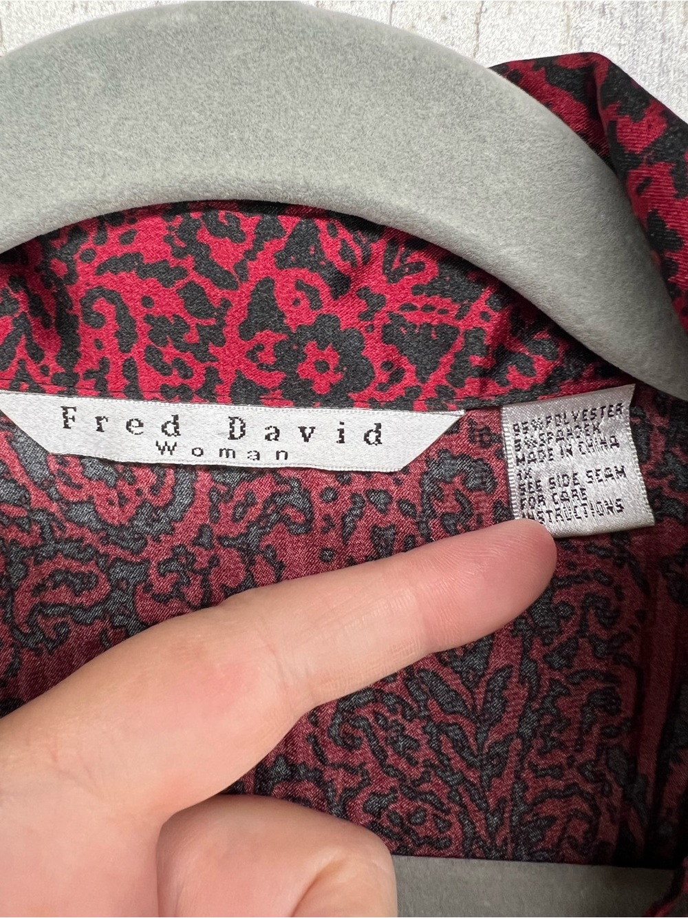 Fred David Woman Stretch Plisse Pleated Button Down Blouse Red Black Paisley 1X - Picture 2 of 6